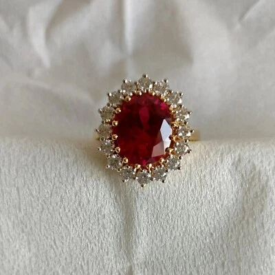 Anillo de boda solitario hecho a mano con piedras preciosas y diamantes de rubí rojo de oro amarillo de 14K Foto 1 de 4