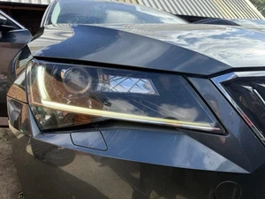 SKODA SUPERB MK3 DRIVER SIDE FRONT XENON HEADLIGHT 3V2941016A 2015-2019 - Picture 1 of 8