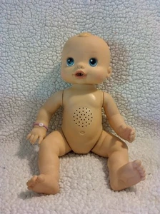 Hasbro Interactive Baby Live Wets & Wiggles 2006 muñeca recién nacida, mueve piernas, brazos - Imagen 1 de 1