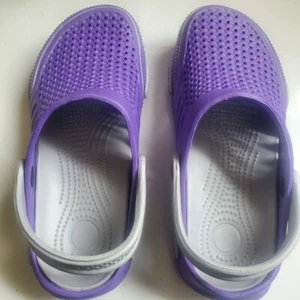 Zapatos para niños Crocs talla 36 (5/6) púrpura y gris. Bonitas diapositivas - Imagen 1 de 2