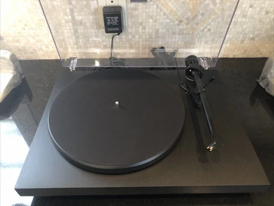 Pro-ject Open Box Debut III Plattenspieler Ortofon OM5 Tonabnehmer Top Zustand - Bild 1 von 4