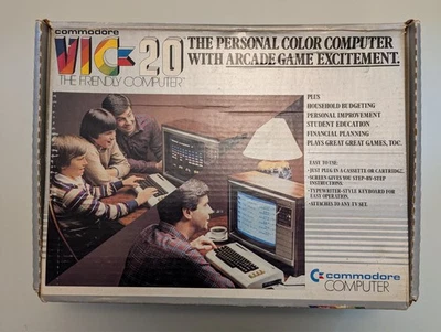 Игровой компьютер ретро Commodore VIC-20 со шнуром питания и оригинальной коробкой с 4 играми - Изображение 1 из 4