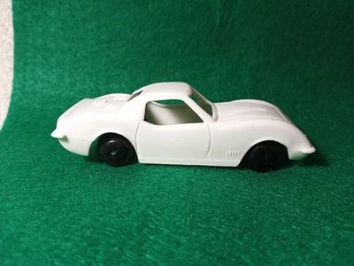 CORVETA DE BRINQUEDO DE PLÁSTICO POSTO DE GASOLINA MARX TIN TOY. RODAS BRANCAS E PRETAS. - Imagem 1 de 4