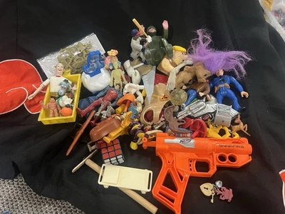 Lote de piezas de accesorios de figuras de juguete mixtas vintage y modernas ~ 1,8 libras al azar Foto 1 de 4