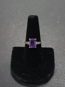 Anello con pietra viola in oro giallo 10 carati 3,1 g misura:7 (QUC024968) - Foto 1 di 3