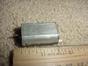 Pequeño motor eléctrico de CC 12 V CC cabezal de engranaje reversible 5214 RPM M106 - Imagen 1 de 1
