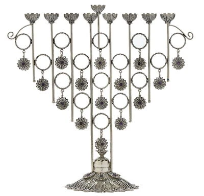 Lampada Lrg Silver Hanukkah Menorah, design floreale in filigrana, Judaica Ma... - Immagine 1 di 3