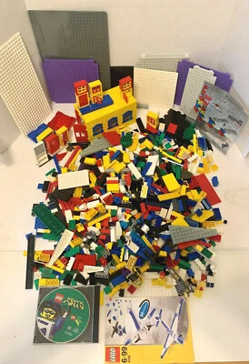 Wonderful Lot of 850 Lego Blocks, Building Parts, Figures, Vehicles Ect  5+ Lbs - Image 1 of 4