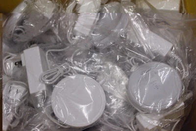 X18 Belkin (lot#2) Boost Up Bold 10W Wireless Fast Charging Pad Stand White - Image 1 of 3