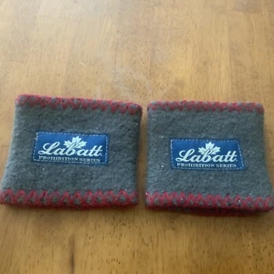 Lote De 2 Muñequeras Tejidas Koozie Serie Prohibición Labatt Nuevo De Colección Cerveza - Imagen 1 de 5