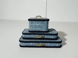 Maleta de tren para casa de muñecas conjunto de 3 piezas azul 1:12 miniatura hecha por artista? - Imagen 1 de 3