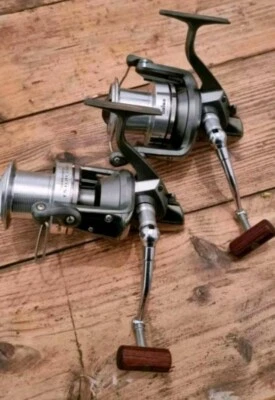 2× Daiwa Tournament Entoh 5500 + 2 E-Spulen Karpfen Rollen Angeln Graskarpfen - Bild 1 von 4
