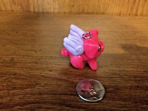 Liebling Miniatur OOAK Polymer Ton handbemalt hängend Glück fliegendes Schwein Charm - Bild 1 von 4