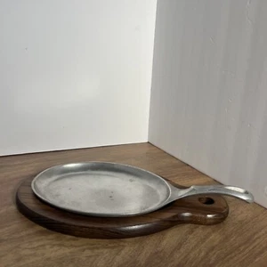VINTAGE WILTON PEWTER METAL RWS GRILLWARE SIZZLE PLATTER WITH WOOD BASE USA - Picture 1 of 5