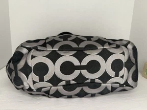 Borsa Coach Madison Op Art Hobo contorno metallizzato Abigail nero argento monogramma  - Foto 1 di 12