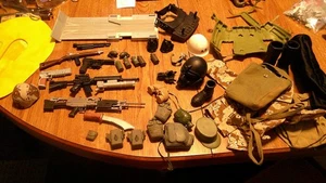 Großes Konvolut Vintage GI Joe Waffen, Kleidung, Kantinen, Helme & mehr #UP CO - Bild 1 von 23