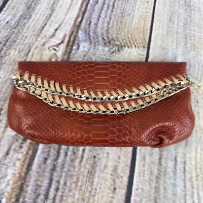 Bolso sin asas Henri Bendel de cuero marrón de piel de serpiente con correa de hombro de cadena dorada Foto 1 de 4