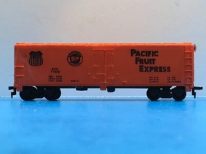 HO Scale "Pacific Fruit Express" PFE 77678 40 Foot Reefer Freight Train / Mantua - Picture 1 of 12