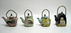 Set 4 Teiere Smaltate Miniature Assortite - Kelvin Chen Imperatrice Arti Gatti - Foto 1 di 6