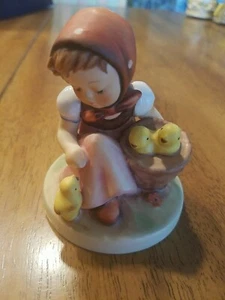 HERMOSA FIGURA DE COLECCIÓN HUMMEL GOEBEL CON NIÑA ALEMANA CON POLLUELOS 57/0 - Imagen 1 de 6