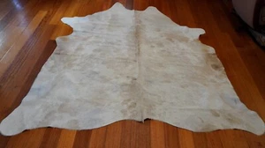 Los tonos beige arenosos más suaves - una alfombra de cuero de vaca premium absolutamente hermosa - Imagen 1 de 8