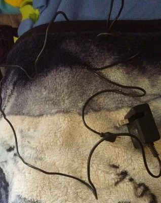 Cell phone charger - Image 1 of 3