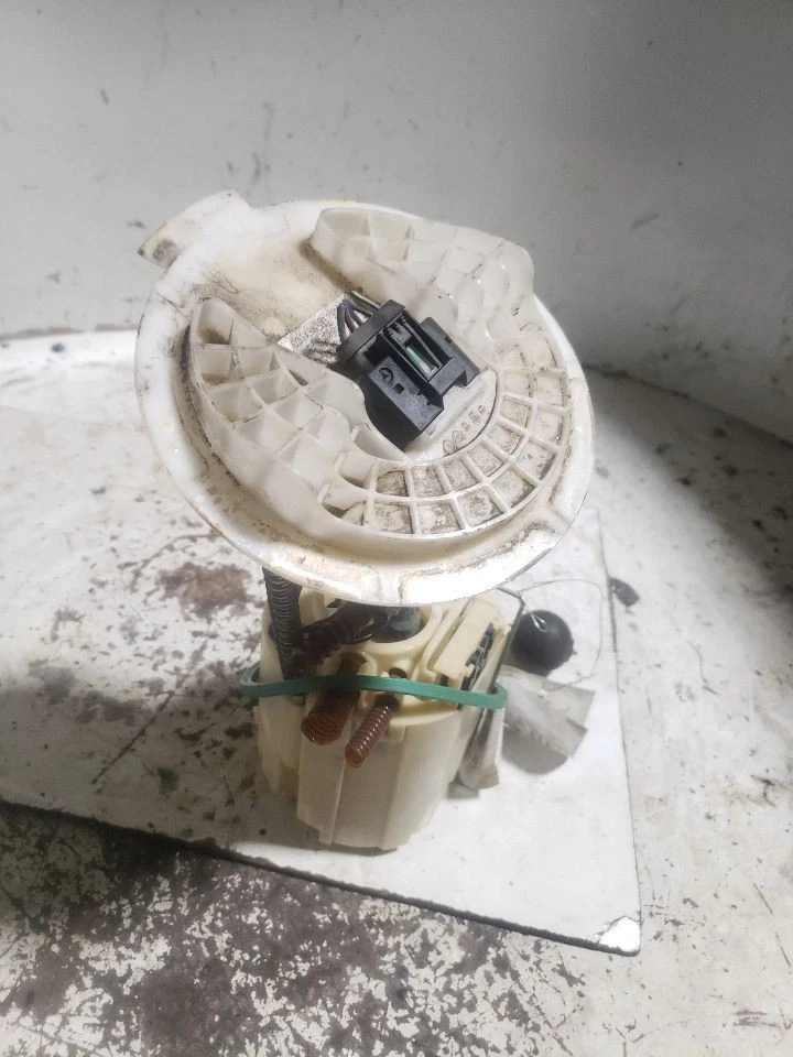 Conjunto de bomba de combustible para conductor 2,7 L tracción trasera 18 galones se adapta a 05-10 300 1325241 Foto 1 de 4