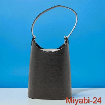 Bolso de Mano Versault Cuero Negro, Elegante Raya Vertical, Compacto Usado Foto 1 de 4