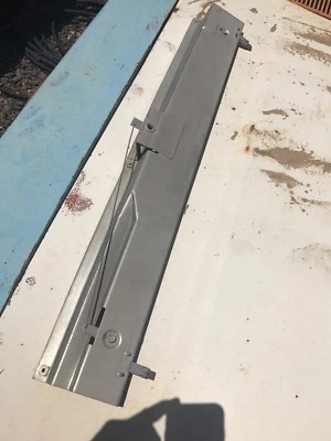 Conjunto de soporte de mecanismo de cierre de vidrio interior trasero AMC Gremlin 1970-76 raro Foto 1 de 2