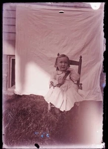 LATE 1800s or EARLY 1900s GLASS NEGATIVE, LITTLE GIRL,  SITTING, UNKNOWN LOCAL - Picture 1 of 2