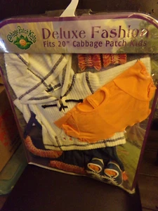 TRU KOHLAUFNÄHER KINDERPUPPE KLEIDUNG BLAU JEANS/ORANGE SHIRT OUTFIT IN KLEIDUNGSTASCHE - Bild 1 von 2