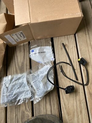 (1) Original GM 2007-2010 Saturn Outlook Spare bulb kit with pigtail wire plugs - Image 1 of 4