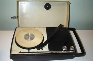 Singer PHONOGRAPH Portable Battery Operated Record Player 33 45 RPM Vintage 1970 - Picture 1 of 17