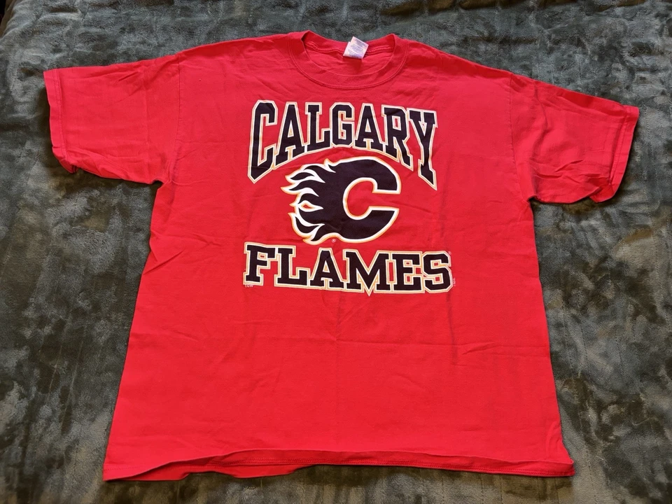 Camisa De Colección Calgary Flames Para Hombres XL Roja NHL Hockey Años 90 Gildan Big Spell Out Foto 1 de 4
