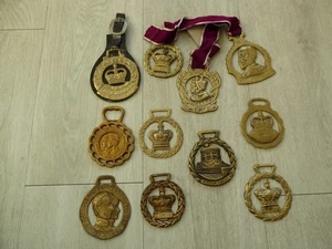 11 x Royal Horse Messing (1 auf Leder, 3 auf Band) massiv Messing Charles & Diana - Bild 1 von 1