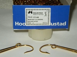 MUSTAD PREMIUM FISH HOOK HAT PIN / MONEY CLIP - Picture 1 of 4