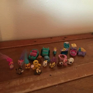 Gebrauchtes Set Tiere Mädchen Boot Auto Trike Gummi Squinkies Figuren - alle enthalten - Bild 1 von 9