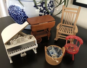 Lote miniatura muebles muñeca vintage mecedora carro de té cubo de piano - Imagen 1 de 9