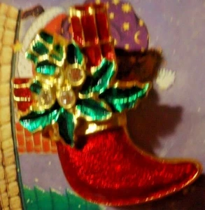 Botín de Navidad de 1,5"" x 1,0"" rojo verde paquetes hojas acebo broche alfiler - Imagen 1 de 1
