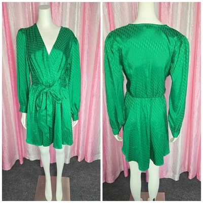 Vestido Express Verde Repujado Sedoso Envolvente Midi Cintura Elástica Talla Mediana  Foto 1 de 4