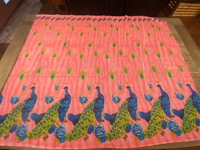 De Colección Borde Pavo Real con Plumas Rosa Tela Transparente Remanente 1 Yarda LEER Foto 1 de 4