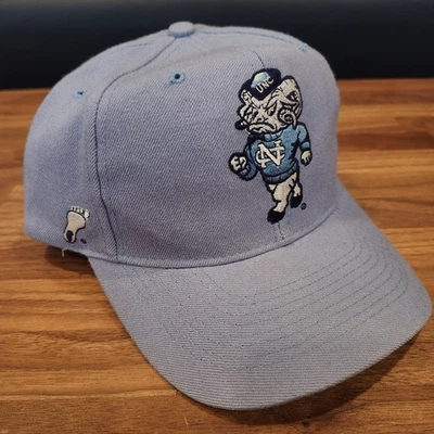 UNC Carolina del Norte Tacones Alquitranados De Colección Años 90 Cabeza de Bloque Snapback Sombrero Aguja Americana Foto 1 de 4