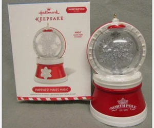 Hallmark Andenken Nordpol GLÜCK MACHT MAGIE musikalische Dreharbeiten Neu im Karton - Bild 1 von 6