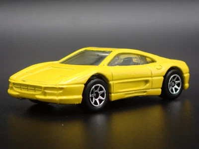 1994-1999 Ferrari 355 Giallo 1:64 Scala da Collezione Diorama Modellino Auto - Immagine 1 di 4