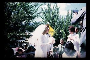 35 mm Foto Deslizante Años 70 Boda Novia y Novio De Colección Aficionado Blanco Vestido Ramo - Imagen 1 de 1