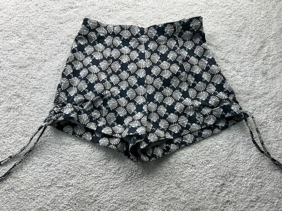 Шорты женские Maeve Anthropologie размер США 00 черно-белые с цветочным узором карман с высокой талией - Изображение 1 из 4