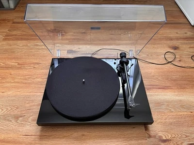Pro-Ject Debut Carbon DC Basic (Ortofon OM10) Plattenspieler - Bild 1 von 4