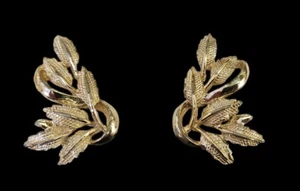 Pendientes de clip vintage firmados por Coro tono dorado hoja esmaltada bisutería - Imagen 1 de 5