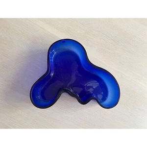 Jarrón de vidrio azul cobalto Iittala Alvar Aalto, cuenco de vidrio de arte moderno de diseño finlandés - Imagen 1 de 6