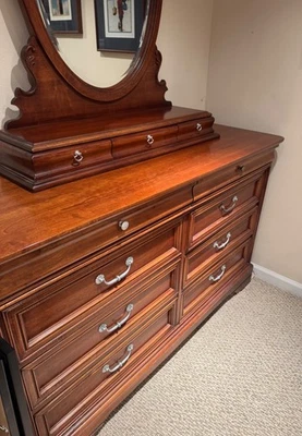 Cómoda Lexington Furniture Chez Michelle 8 cajones con espejo Foto 1 de 4